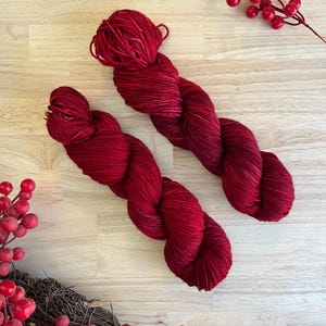 Holly - Handgefärbtes dunkelrotes Wollgarn - Superwash Merino DK / Worsted, Socken, und Mohair Seidenbasis. Farbliche Färbung in knallrot und burgunderrot.