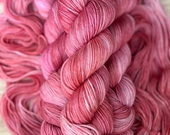 Gladiolus - Handgefärbtes pfirsichrosa Garn - Kammgarn, DK Merino Superwash, Sockenwolle, und Mohairspitze, Basen auf Yak-Seide. Warmes Rosa, Blush, Koralle Garn.