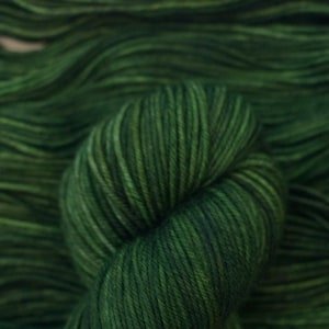 Basil - handgefärbtes Wollgarn - DK oder Worsted Merino, Cashmerino, Socken und Mohair Seide Lace Bases. Bunte dunkelgrüne Färbung.