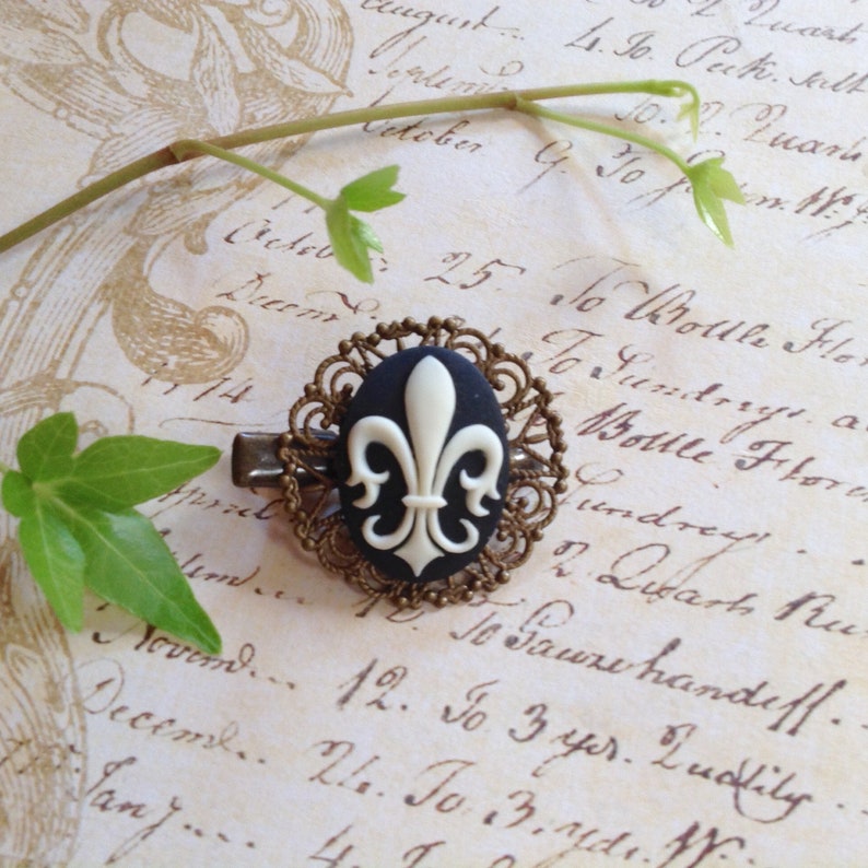 Black And White Fleur d/' lis Alligator Hair Clip NEW