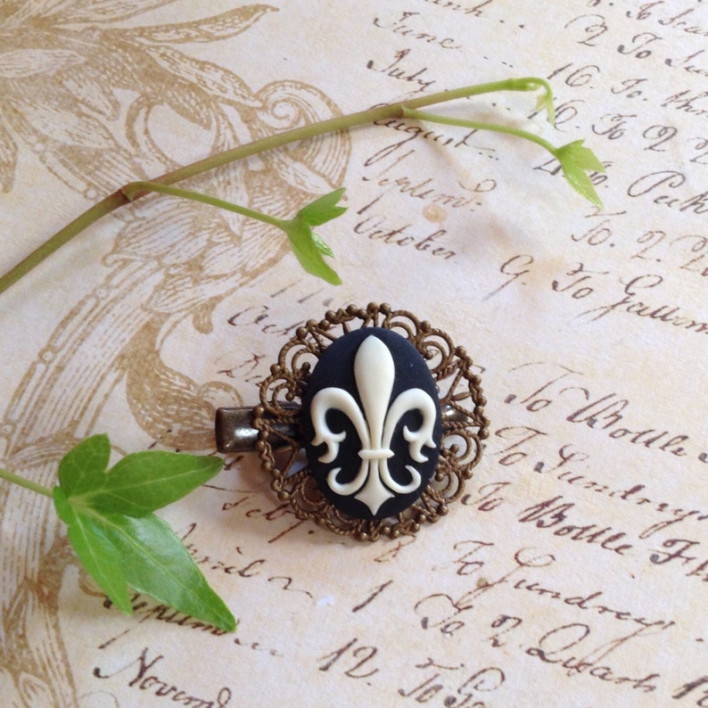Black And White Fleur d/' lis Alligator Hair Clip NEW