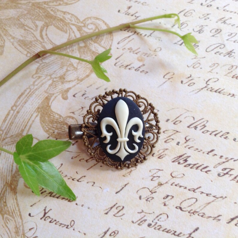 Black And White Fleur d/' lis Alligator Hair Clip NEW