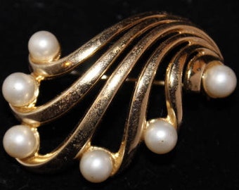 TRIFARI - Great vintage gold and faux pearl brooch -Signed