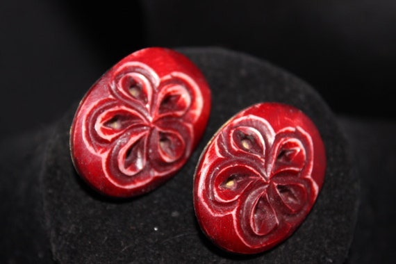 Red carved statement earrings - Unsigned - image 1