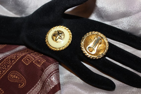 Cream colored statement earrings! Unsigned clip o… - image 3