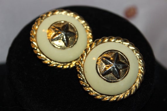 Cream colored statement earrings! Unsigned clip o… - image 1