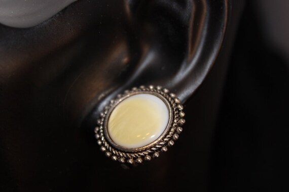 Lemon Thermoset Vintage  Clip Earrings - Unsigned - image 7