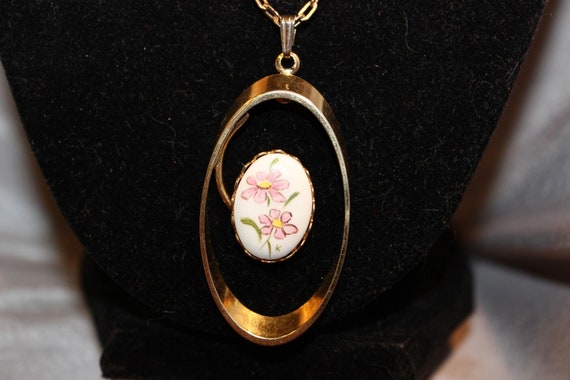 Goldtone Open Pendant with painted floral center … - image 4