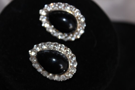 Gorgeous teardrop black and rhinestone clip on ea… - image 3