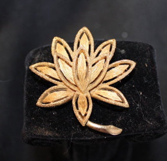 AVON - Gold floral brooch by Avon - Signed