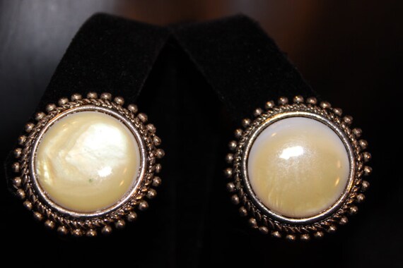 Lemon Thermoset Vintage  Clip Earrings - Unsigned - image 2