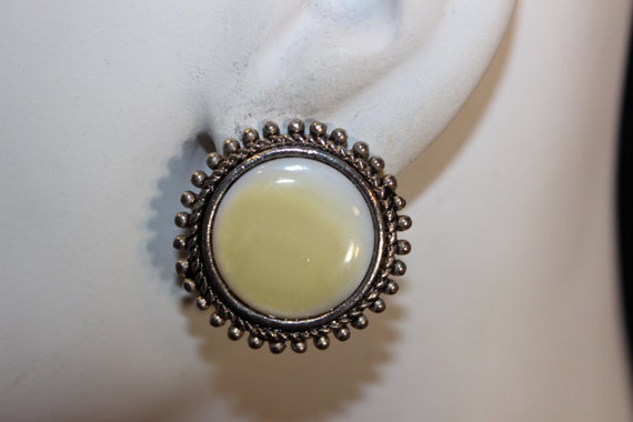 Lemon Thermoset Vintage  Clip Earrings - Unsigned - image 6