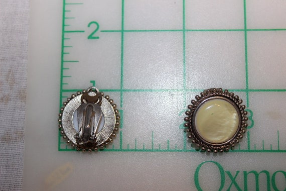 Lemon Thermoset Vintage  Clip Earrings - Unsigned - image 10