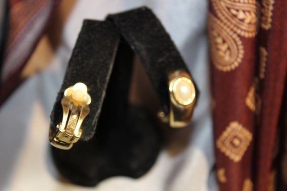 Classic goldtone clip on earrings with faux pearl… - image 5