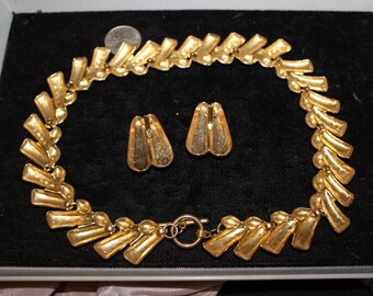 Classic goldtone choker and matching clip on  earrings -  Unsigned