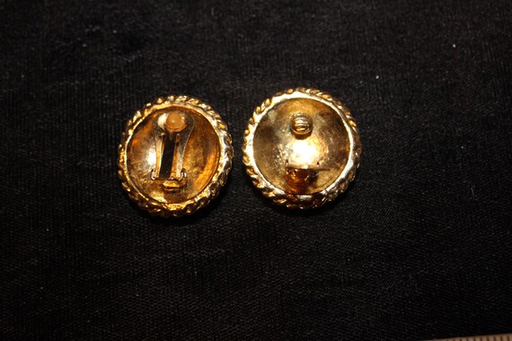 Cream colored statement earrings! Unsigned clip o… - image 4
