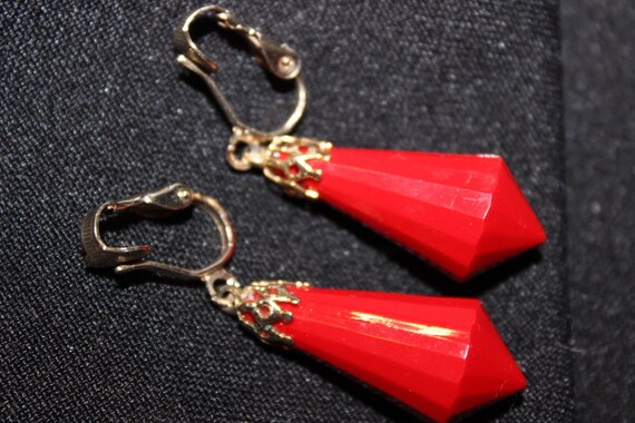 Red facet vintage clip dangle earrings - Unsigned - image 8