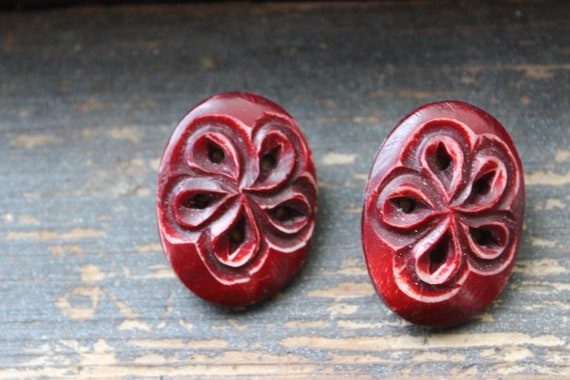 Red carved statement earrings - Unsigned - image 5
