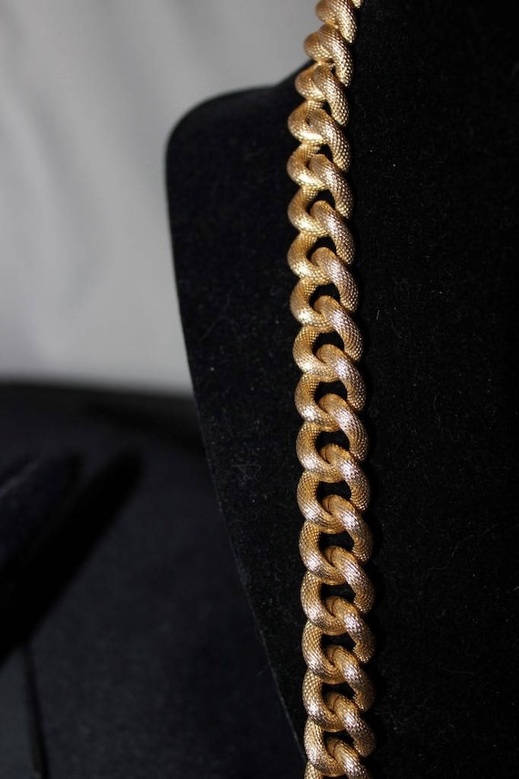 AVON - Lovely large link brushed goldtone chain n… - image 3