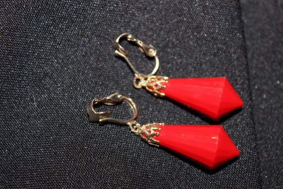 Red facet vintage clip dangle earrings - Unsigned - image 2