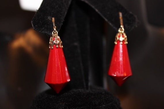 Red facet vintage clip dangle earrings - Unsigned - image 3