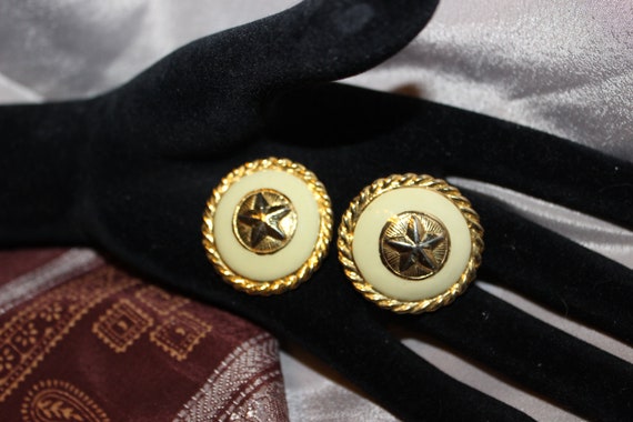 Cream colored statement earrings! Unsigned clip o… - image 2