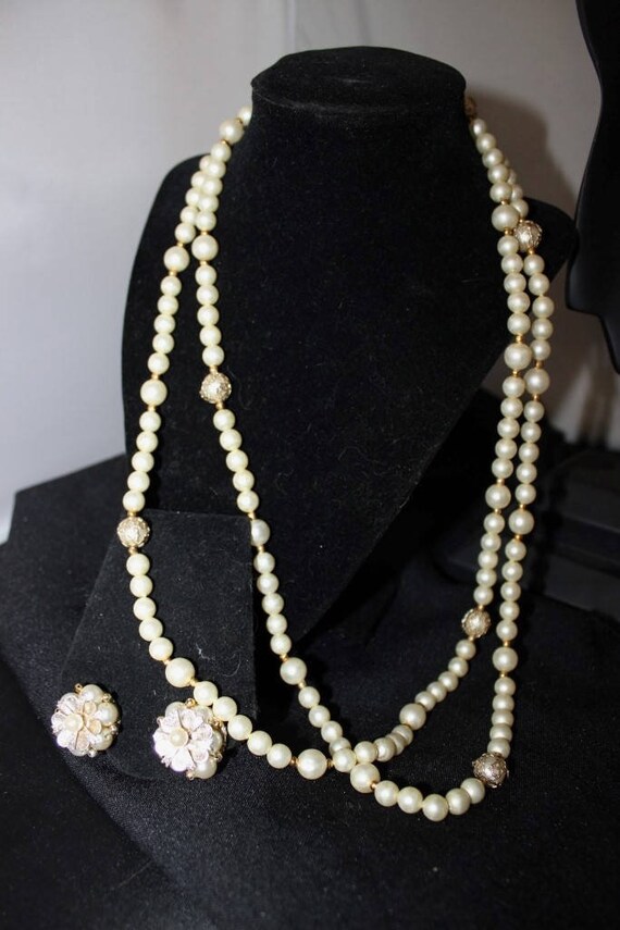 HONG KONG - Beautiful vintage faux pearl and clip earring set - Signed