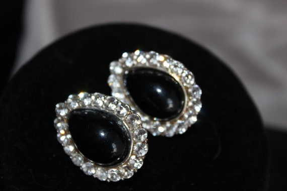 Gorgeous teardrop black and rhinestone clip on ea… - image 4