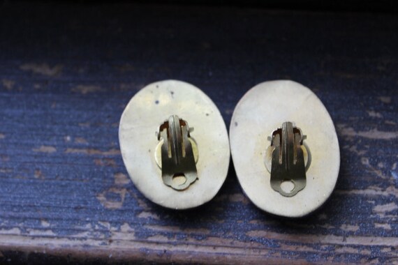 Red carved statement earrings - Unsigned - image 6