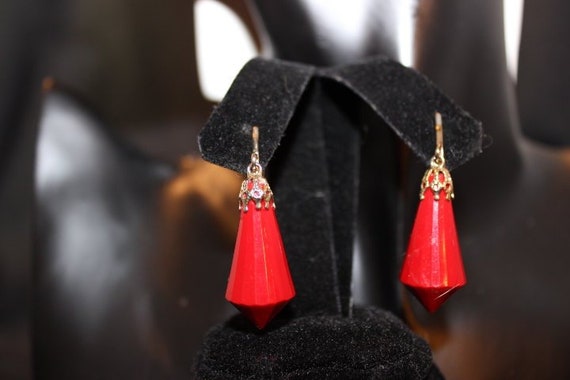 Red facet vintage clip dangle earrings - Unsigned - image 1