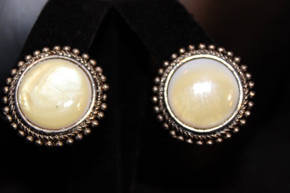 Lemon Thermoset Vintage  Clip Earrings - Unsigned - image 3