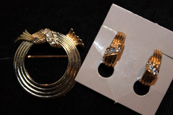 AVON 3-piece Set -Brooch, Pierced Hoop earrings a… - image 2