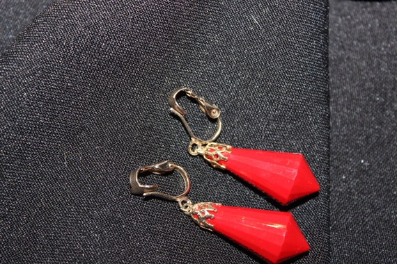 Red facet vintage clip dangle earrings - Unsigned - image 7