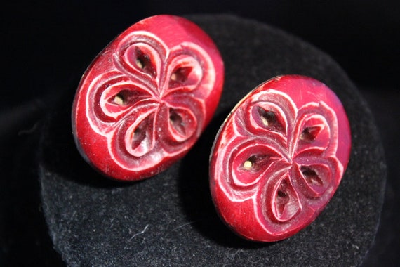 Red carved statement earrings - Unsigned - image 3