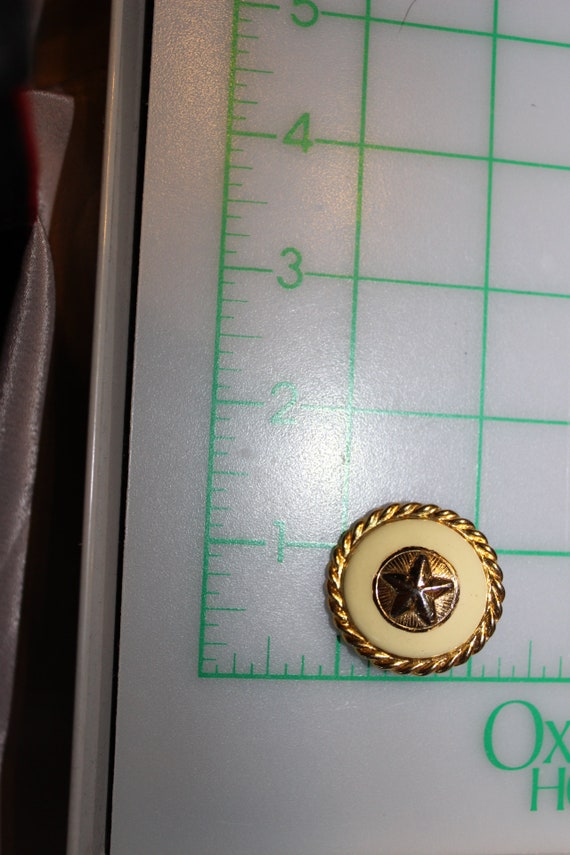 Cream colored statement earrings! Unsigned clip o… - image 6