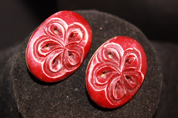Red carved statement earrings - Unsigned - image 2