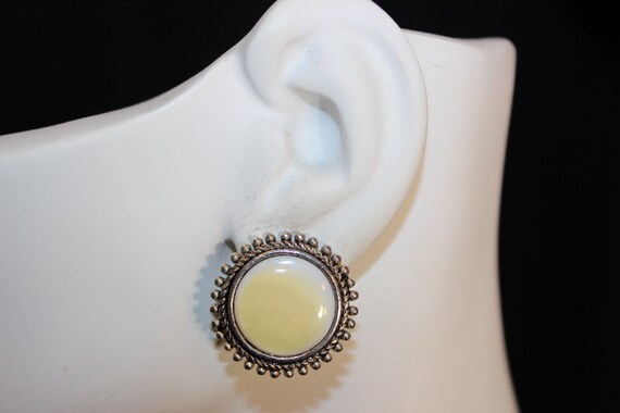 Lemon Thermoset Vintage  Clip Earrings - Unsigned - image 5