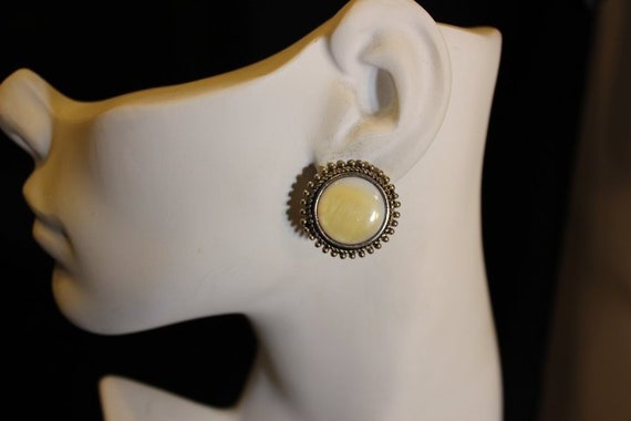 Lemon Thermoset Vintage  Clip Earrings - Unsigned - image 4