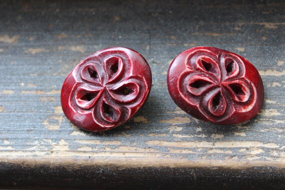 Red carved statement earrings - Unsigned - image 4