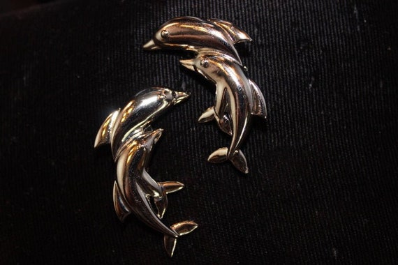 AVON Very cool Dancing Dolphins silvertone clip on Earrings