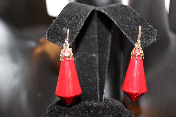 Red facet vintage clip dangle earrings - Unsigned - image 4