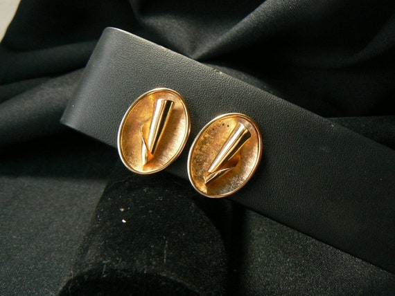 SARAH COVENTRY - Vintage Sarah Coventry Lily framed Clip Earrings - Signed