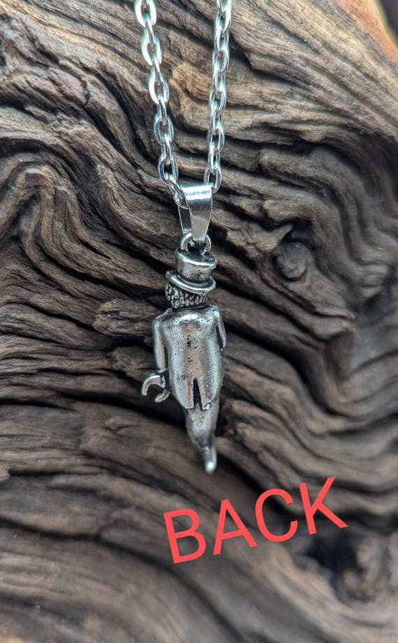 Pendentif Ancien Et Insolite - Figurine De Bossu En Métal Embossé - Vintage - Environ 2.3x1.7 Cm