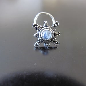 Kolczyk do nosa z kamieniem księżycowym, kolczyk do nosa, srebrny kolczyk do nosa, indyjski kolczyk do nosa, kolczyk do nosa cygański, biżuteria do ciała; piercing nosa, biżuteria boho, kolczyk do nosa plemienny