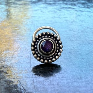 Neusstekker amethist: sterlingzilveren bloemring, robijnaccent