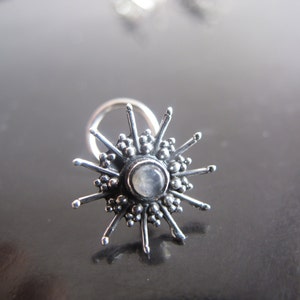 Kolczyk do nosa z kamieniem księżycowym, kolczyk do nosa, srebrny kolczyk do nosa, indyjski kolczyk do nosa, kolczyk do nosa cygański, biżuteria do ciała; piercing nosa, biżuteria boho, kolczyk do nosa plemienny