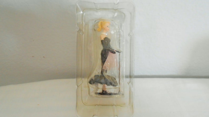 Vintage Barbie Hallmark OrnamentSolo In The SpotlightDated 1995Handcrafted#2 In The Collector SeriesNew In Box With MicrophoneLovely!