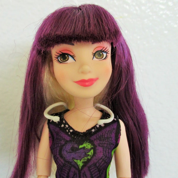 Disney Descendants /"Mal", Daughter Of Fairy Godmother/"Mal" Hair Switch Purple to White/Good Used Condition/Rare Disney!