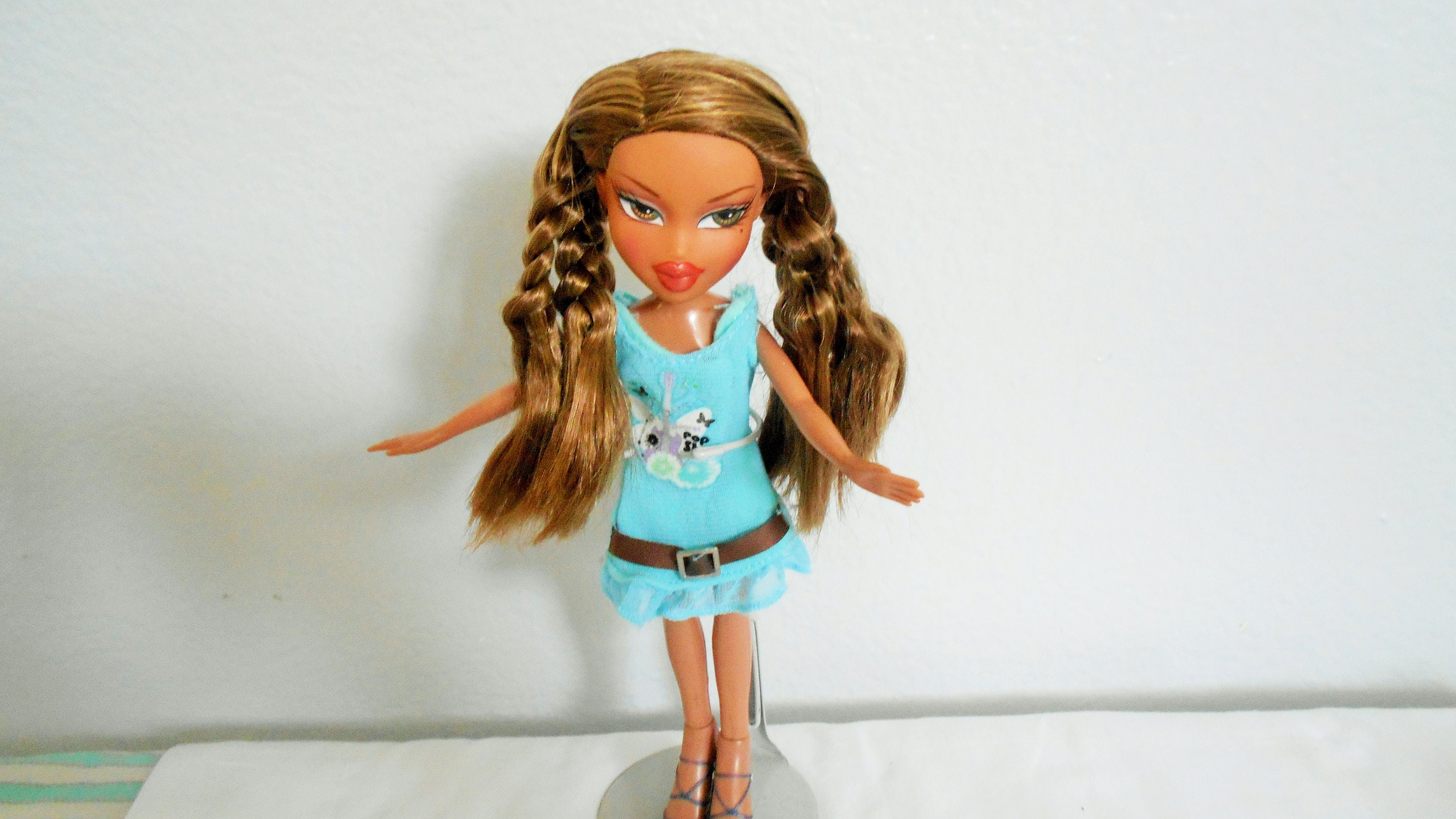 poupée bratz blonde en jeans - poupee