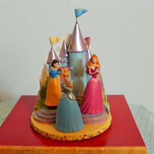Hallmark Disney "THREE BEAUTIFUL PRINCESSES"/Aurora, Doornroosje/Assepoester/Sneeuwwitje/Holiday Memory Card Ingesloten/Nieuw in doos! Geschenk